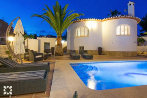 Villa Mackay by Abahana Villas